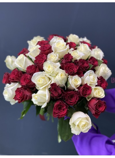 Букет из 51 белой и красной розы (с лентой)